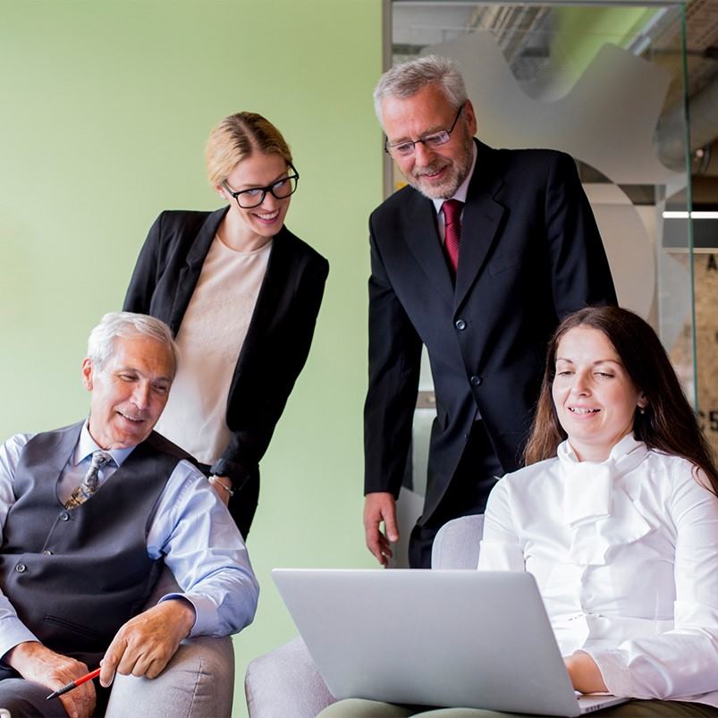 empresaria-confiada-sonriente-que-muestra-ordenador-portatil-su-companero-trabajo-oficina